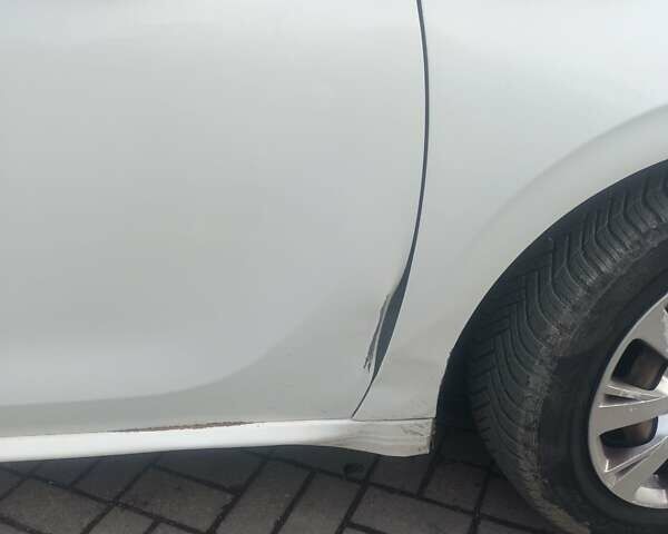 Білий Пежо 208, об'ємом двигуна 1.2 л та пробігом 75 тис. км за 7500 $, фото 3 на Automoto.ua