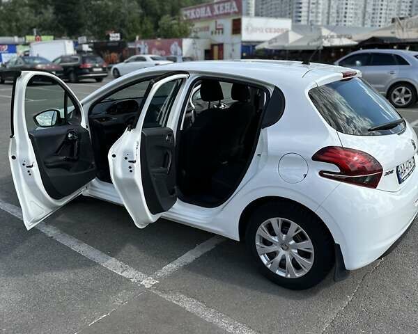 Белый Пежо 208, объемом двигателя 1.2 л и пробегом 106 тыс. км за 8900 $, фото 15 на Automoto.ua