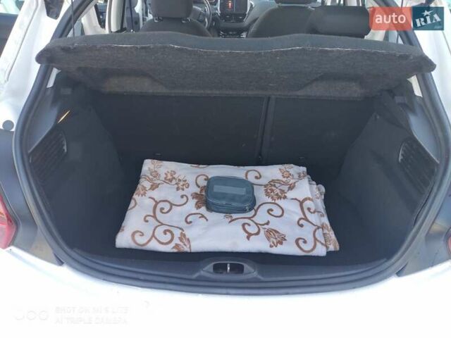 Белый Пежо 208, объемом двигателя 1.2 л и пробегом 80 тыс. км за 8150 $, фото 26 на Automoto.ua