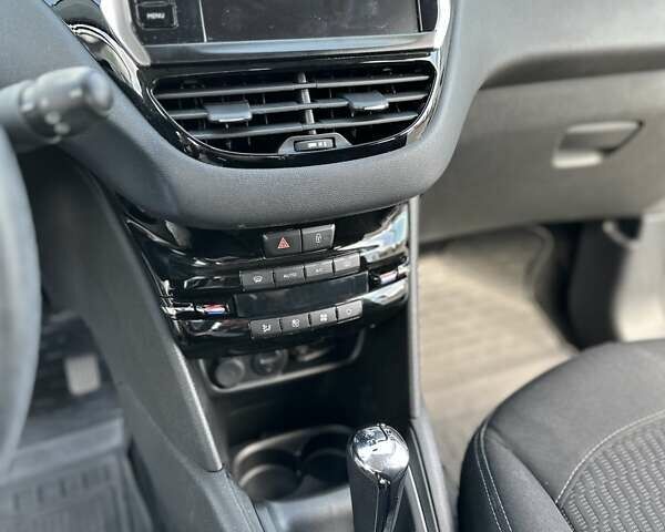 Белый Пежо 208, объемом двигателя 1.2 л и пробегом 106 тыс. км за 8900 $, фото 25 на Automoto.ua