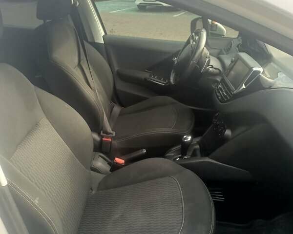 Білий Пежо 208, об'ємом двигуна 1.2 л та пробігом 75 тис. км за 7500 $, фото 10 на Automoto.ua