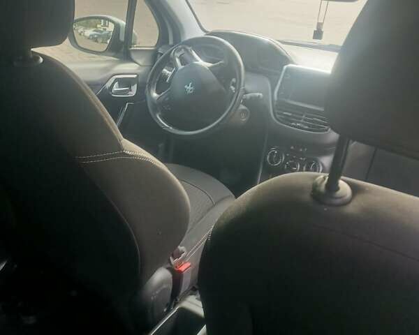 Білий Пежо 208, об'ємом двигуна 1.2 л та пробігом 75 тис. км за 7500 $, фото 15 на Automoto.ua