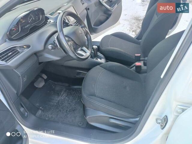Белый Пежо 208, объемом двигателя 1.2 л и пробегом 80 тыс. км за 8150 $, фото 23 на Automoto.ua