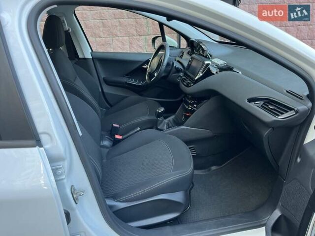 Белый Пежо 208, объемом двигателя 1.2 л и пробегом 24 тыс. км за 8700 $, фото 25 на Automoto.ua