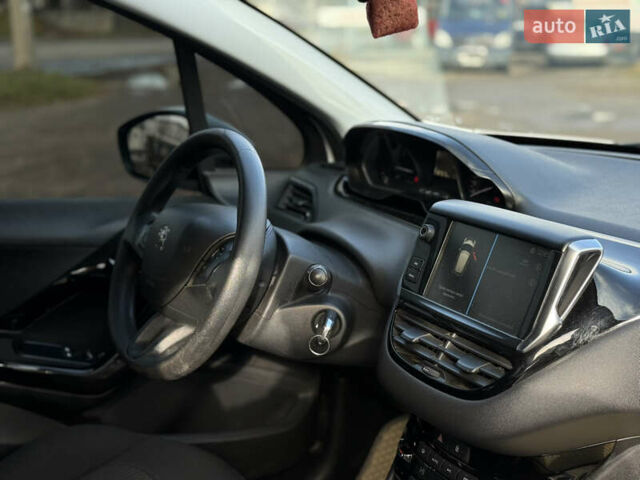 Белый Пежо 208, объемом двигателя 1.2 л и пробегом 127 тыс. км за 6750 $, фото 6 на Automoto.ua