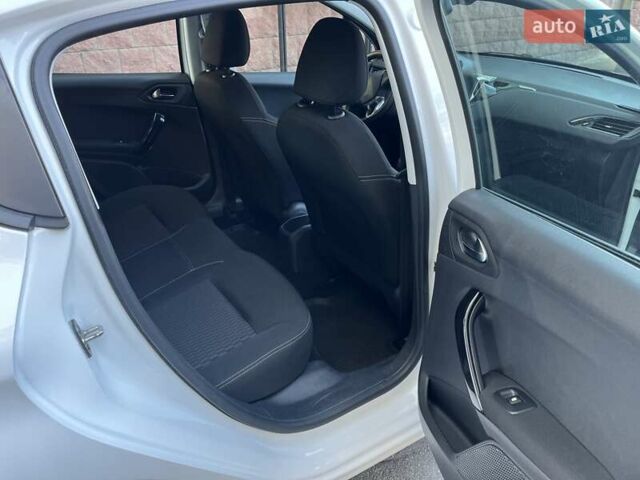 Белый Пежо 208, объемом двигателя 1.2 л и пробегом 24 тыс. км за 8700 $, фото 26 на Automoto.ua
