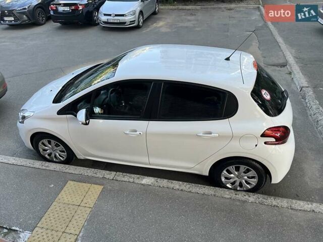 Белый Пежо 208, объемом двигателя 1.2 л и пробегом 24 тыс. км за 8700 $, фото 11 на Automoto.ua