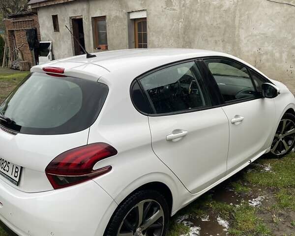 Белый Пежо 208, объемом двигателя 1.5 л и пробегом 190 тыс. км за 7900 $, фото 3 на Automoto.ua