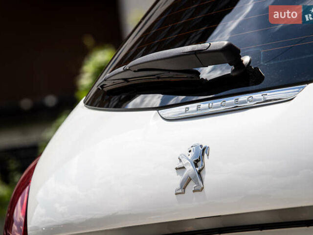 Белый Пежо 208, объемом двигателя 1.2 л и пробегом 106 тыс. км за 7500 $, фото 38 на Automoto.ua