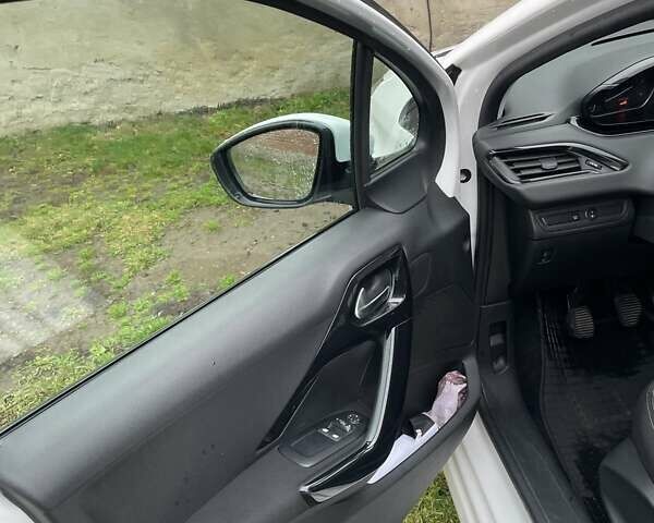 Белый Пежо 208, объемом двигателя 1.5 л и пробегом 190 тыс. км за 7900 $, фото 1 на Automoto.ua