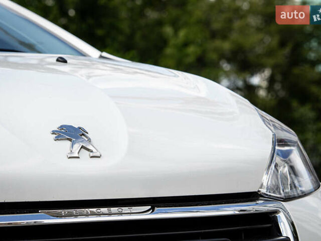 Белый Пежо 208, объемом двигателя 1.2 л и пробегом 106 тыс. км за 7500 $, фото 5 на Automoto.ua