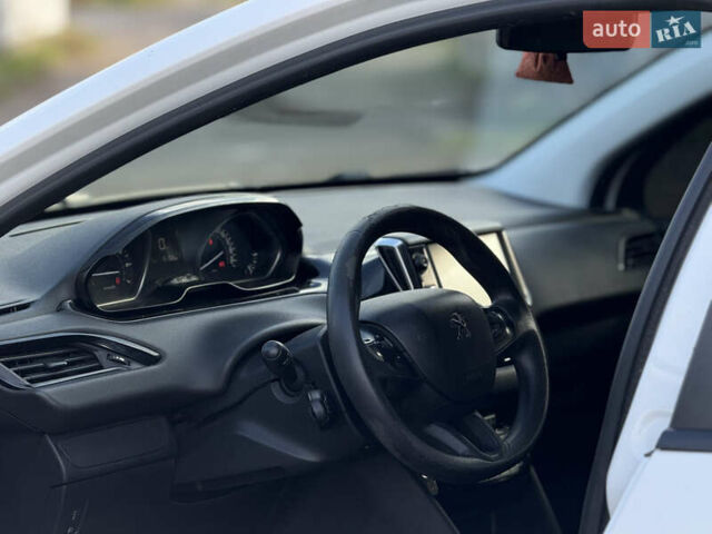 Белый Пежо 208, объемом двигателя 1.2 л и пробегом 127 тыс. км за 6750 $, фото 5 на Automoto.ua