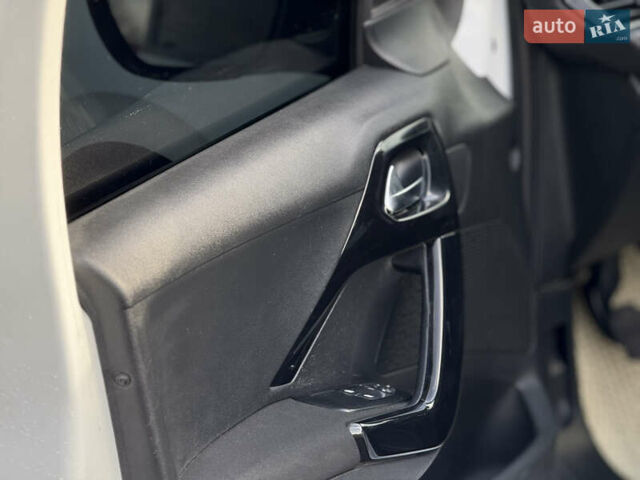 Белый Пежо 208, объемом двигателя 1.2 л и пробегом 127 тыс. км за 6750 $, фото 8 на Automoto.ua