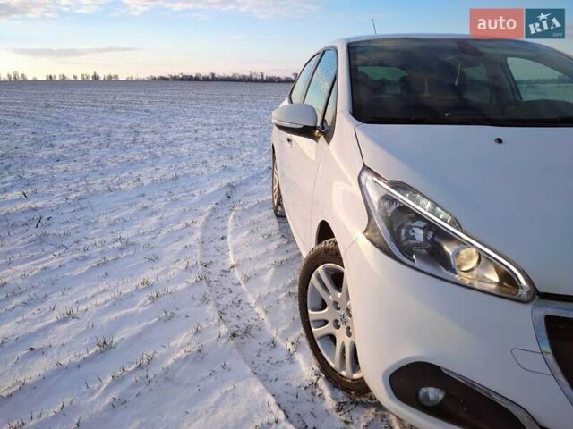 Белый Пежо 208, объемом двигателя 1.2 л и пробегом 81 тыс. км за 8400 $, фото 1 на Automoto.ua