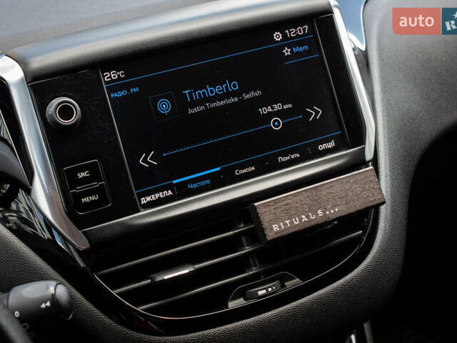 Белый Пежо 208, объемом двигателя 1.2 л и пробегом 106 тыс. км за 7500 $, фото 33 на Automoto.ua