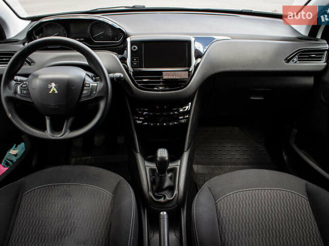 Белый Пежо 208, объемом двигателя 1.2 л и пробегом 106 тыс. км за 7500 $, фото 27 на Automoto.ua