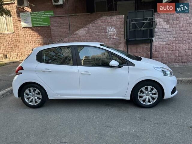 Белый Пежо 208, объемом двигателя 1.2 л и пробегом 24 тыс. км за 8700 $, фото 2 на Automoto.ua