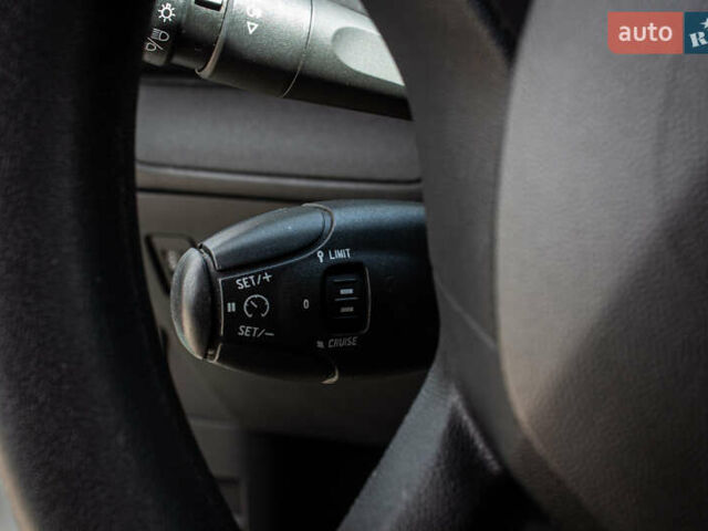 Белый Пежо 208, объемом двигателя 1.2 л и пробегом 106 тыс. км за 7500 $, фото 19 на Automoto.ua