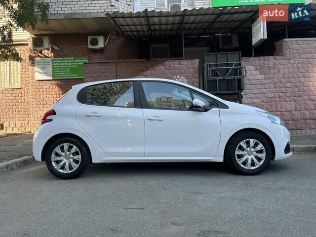 Белый Пежо 208, объемом двигателя 1.2 л и пробегом 24 тыс. км за 8700 $, фото 1 на Automoto.ua