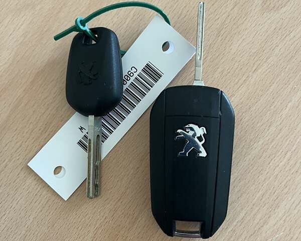 Белый Пежо 208, объемом двигателя 1.2 л и пробегом 24 тыс. км за 8700 $, фото 37 на Automoto.ua