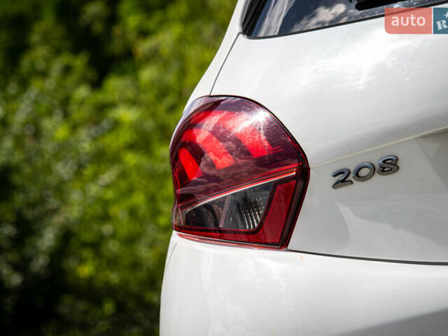 Белый Пежо 208, объемом двигателя 1.2 л и пробегом 106 тыс. км за 7500 $, фото 36 на Automoto.ua