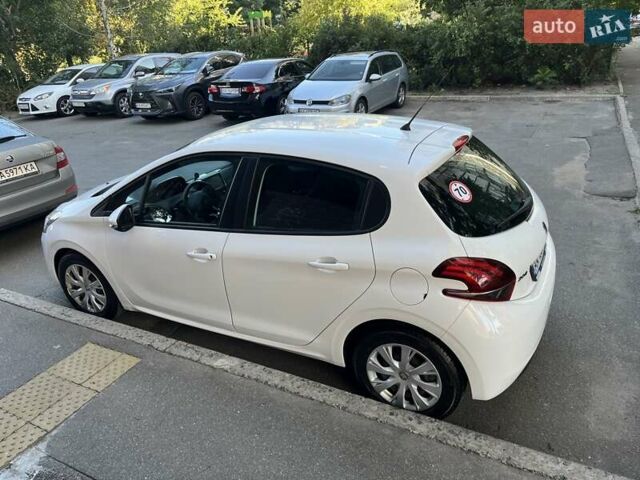 Белый Пежо 208, объемом двигателя 1.2 л и пробегом 24 тыс. км за 8700 $, фото 10 на Automoto.ua