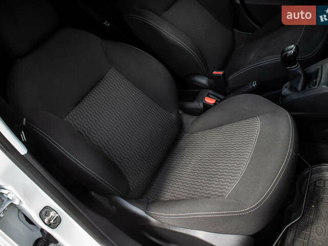 Белый Пежо 208, объемом двигателя 1.2 л и пробегом 106 тыс. км за 7500 $, фото 21 на Automoto.ua