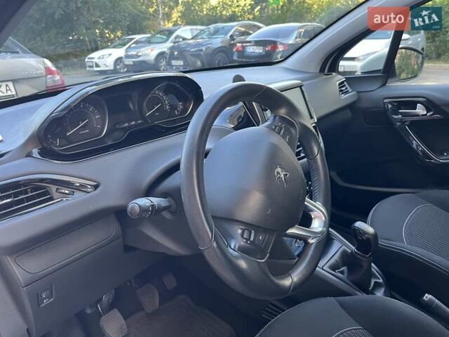 Белый Пежо 208, объемом двигателя 1.2 л и пробегом 24 тыс. км за 8700 $, фото 29 на Automoto.ua