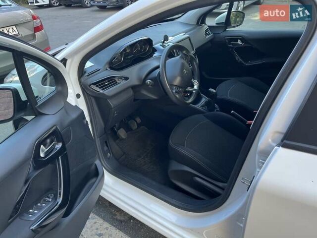 Белый Пежо 208, объемом двигателя 1.2 л и пробегом 24 тыс. км за 8700 $, фото 28 на Automoto.ua