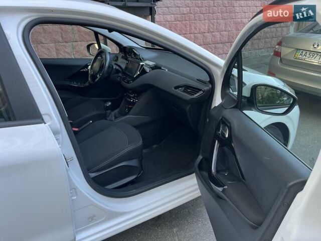 Белый Пежо 208, объемом двигателя 1.2 л и пробегом 24 тыс. км за 8700 $, фото 24 на Automoto.ua