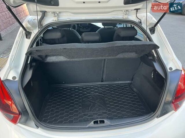 Белый Пежо 208, объемом двигателя 1.2 л и пробегом 24 тыс. км за 8700 $, фото 34 на Automoto.ua