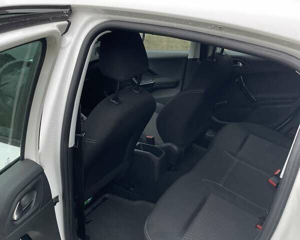 Белый Пежо 208, объемом двигателя 1.5 л и пробегом 190 тыс. км за 7900 $, фото 5 на Automoto.ua