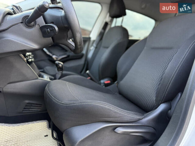 Белый Пежо 208, объемом двигателя 1.2 л и пробегом 127 тыс. км за 6750 $, фото 9 на Automoto.ua