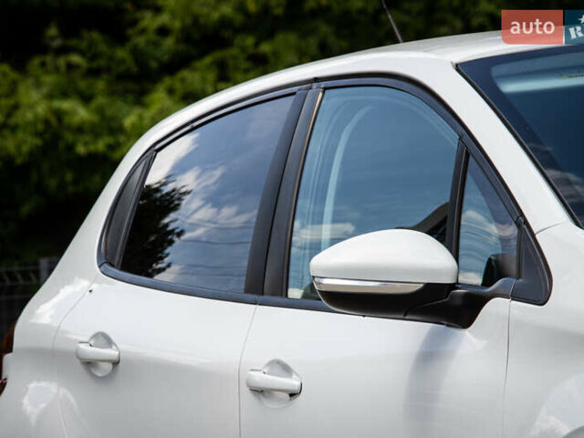 Белый Пежо 208, объемом двигателя 1.2 л и пробегом 106 тыс. км за 7500 $, фото 7 на Automoto.ua