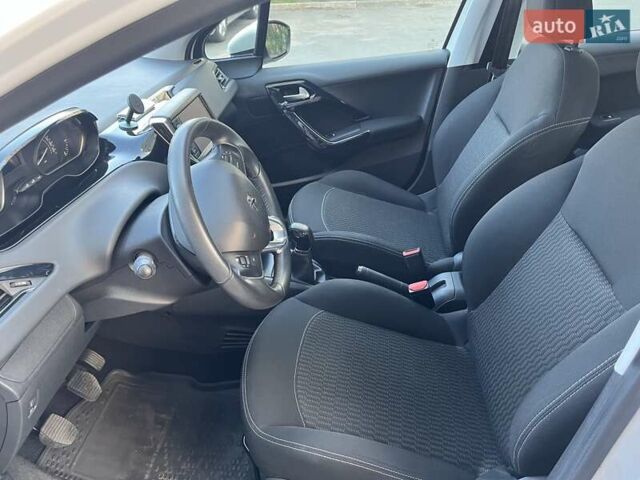Белый Пежо 208, объемом двигателя 1.2 л и пробегом 24 тыс. км за 8700 $, фото 30 на Automoto.ua