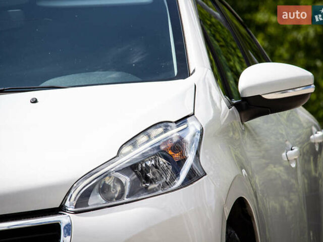 Белый Пежо 208, объемом двигателя 1.2 л и пробегом 106 тыс. км за 7500 $, фото 6 на Automoto.ua