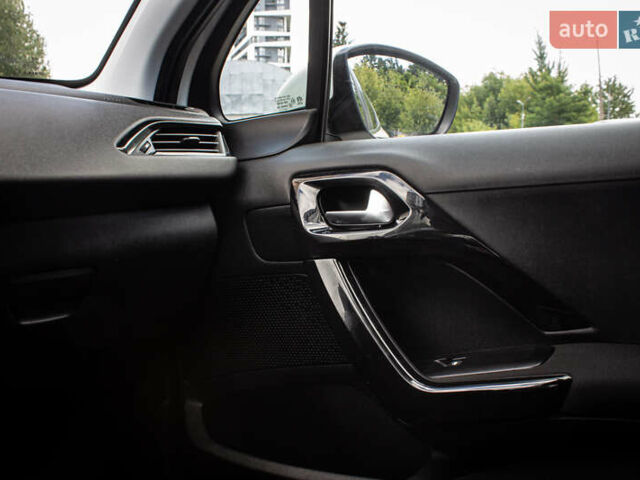 Белый Пежо 208, объемом двигателя 1.2 л и пробегом 106 тыс. км за 7500 $, фото 13 на Automoto.ua