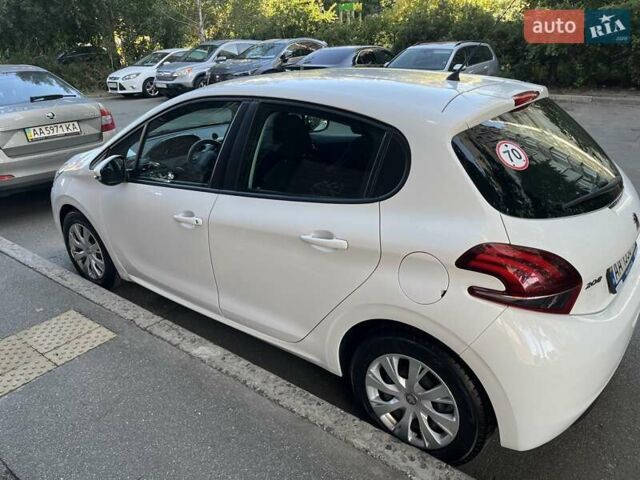 Белый Пежо 208, объемом двигателя 1.2 л и пробегом 24 тыс. км за 8700 $, фото 23 на Automoto.ua