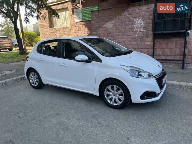 Белый Пежо 208, объемом двигателя 1.2 л и пробегом 24 тыс. км за 8700 $, фото 3 на Automoto.ua
