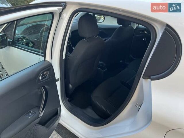 Белый Пежо 208, объемом двигателя 1.2 л и пробегом 24 тыс. км за 8700 $, фото 27 на Automoto.ua