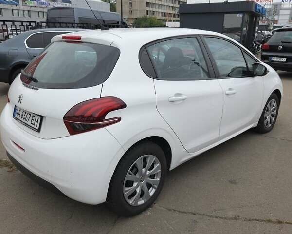 Белый Пежо 208, объемом двигателя 1.2 л и пробегом 115 тыс. км за 6999 $, фото 5 на Automoto.ua