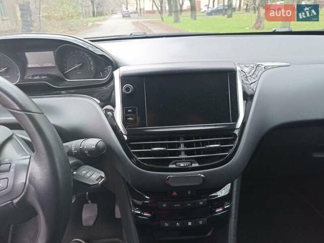 Белый Пежо 208, объемом двигателя 1.5 л и пробегом 84 тыс. км за 9400 $, фото 11 на Automoto.ua