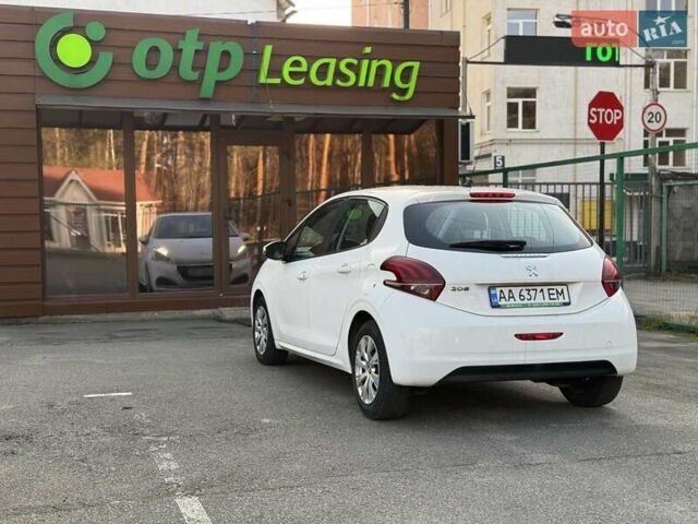 Белый Пежо 208, объемом двигателя 1.2 л и пробегом 103 тыс. км за 8000 $, фото 5 на Automoto.ua