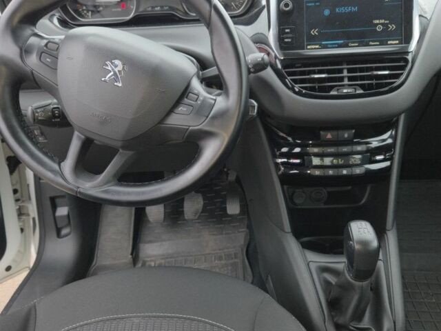 Белый Пежо 208, объемом двигателя 1.2 л и пробегом 115 тыс. км за 6999 $, фото 7 на Automoto.ua