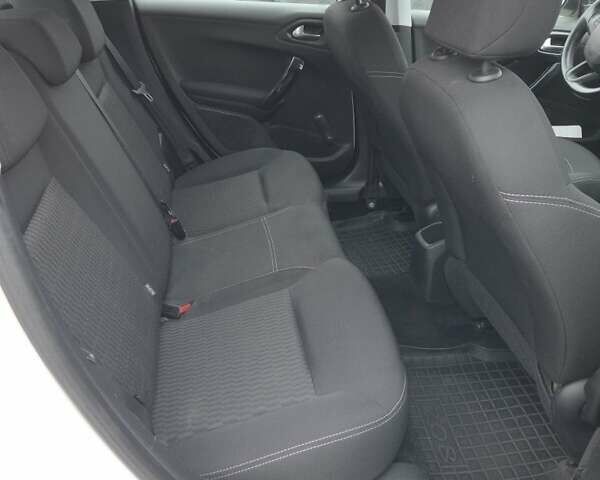 Белый Пежо 208, объемом двигателя 1.2 л и пробегом 115 тыс. км за 6999 $, фото 7 на Automoto.ua