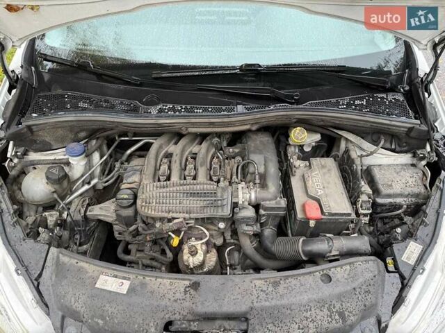 Белый Пежо 208, объемом двигателя 1.2 л и пробегом 178 тыс. км за 7000 $, фото 6 на Automoto.ua