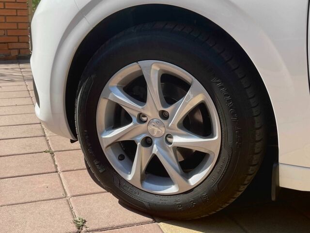 Білий Пежо 208, об'ємом двигуна 1.1 л та пробігом 83 тис. км за 9999 $, фото 6 на Automoto.ua