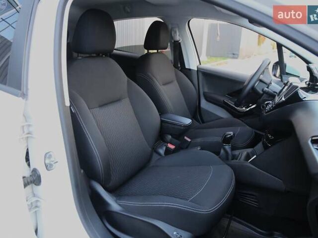 Белый Пежо 208, объемом двигателя 1.5 л и пробегом 55 тыс. км за 12000 $, фото 10 на Automoto.ua