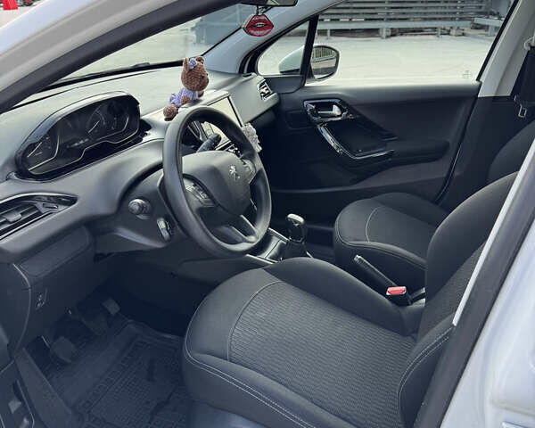Белый Пежо 208, объемом двигателя 1.2 л и пробегом 87 тыс. км за 9000 $, фото 9 на Automoto.ua