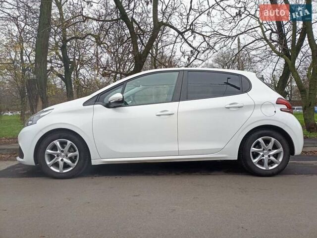 Белый Пежо 208, объемом двигателя 1.5 л и пробегом 84 тыс. км за 9400 $, фото 1 на Automoto.ua